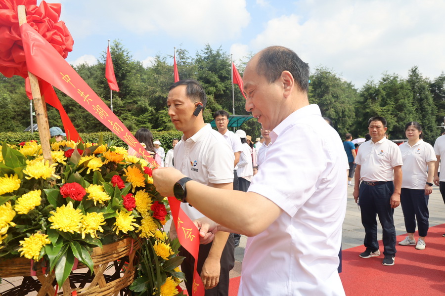 毛泽东铜像广场给伟人敬献花篮.jpg